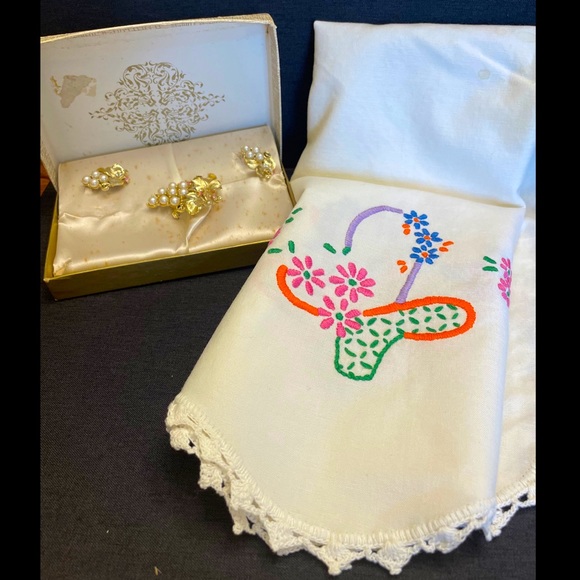 Vintage Brooch and Earrings with Vintage Linen - Picture 1 of 13
